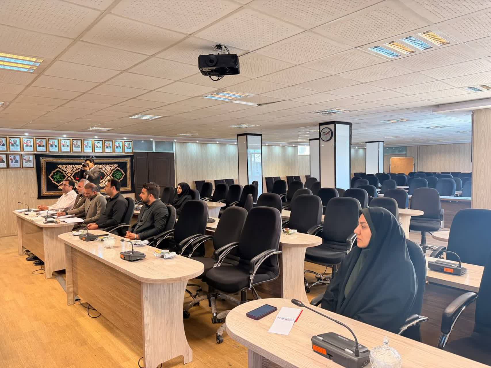 🔹جلسه انجمن کتابخانههای عمومی شهرستان سلماس به ریاست علی علائی فرماندار شهرستان و با حضور معصومی مدیرکل کتابخانههای عمومی آذربایجانغربی، اعضای انجمن و جمعی از مسئولان شهرستان در سالن جلسات فرماندا
