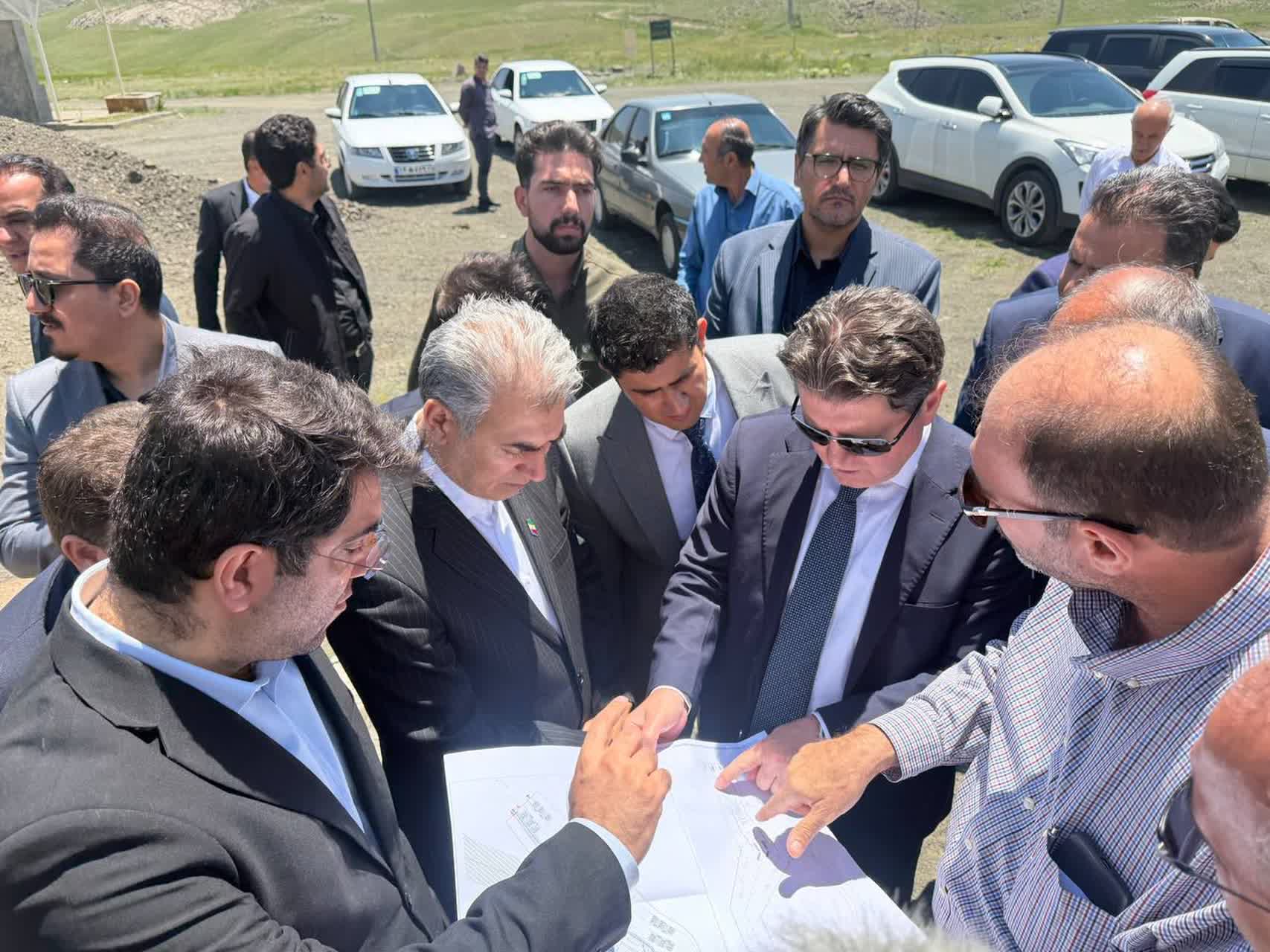 🔹هیئتهای دیپلماتیک جمهوری اسلامی ایران و جمهوری ترکیه با حضور جمعی از مسئولان دو کشور از روند اجرای زیرساختهای پایانه مرزی کوزهرش سلماس و پایانه گلینجک وان بازدید کردند.