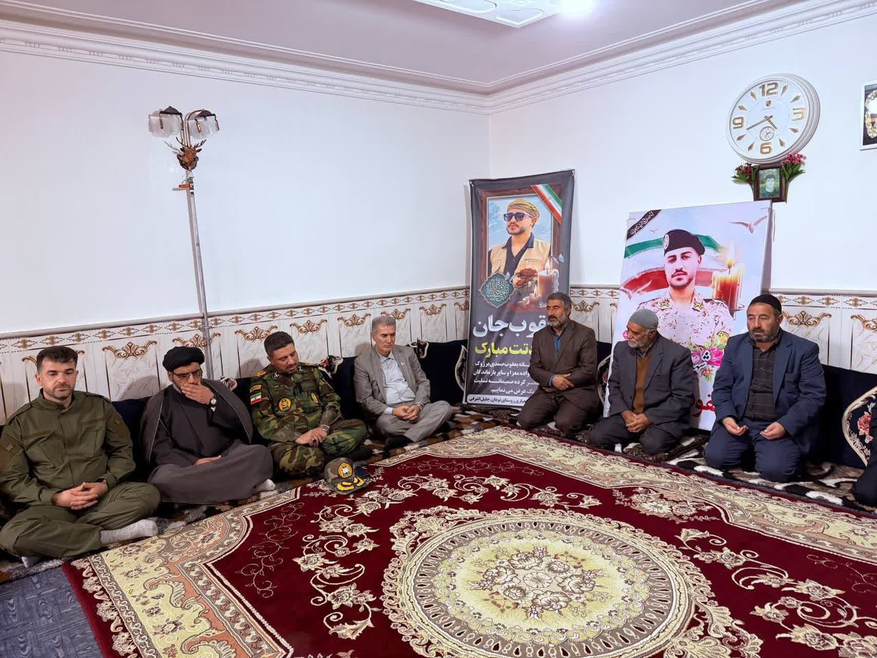 فرماندار شهرستان سلماس به همراه فرمانده تیپ 264 متحرک هجومی شهید علی عبدی ارتش جمهوری اسلامی ایران با خانواده شهید یعقوب صمدی دیدار کردند.