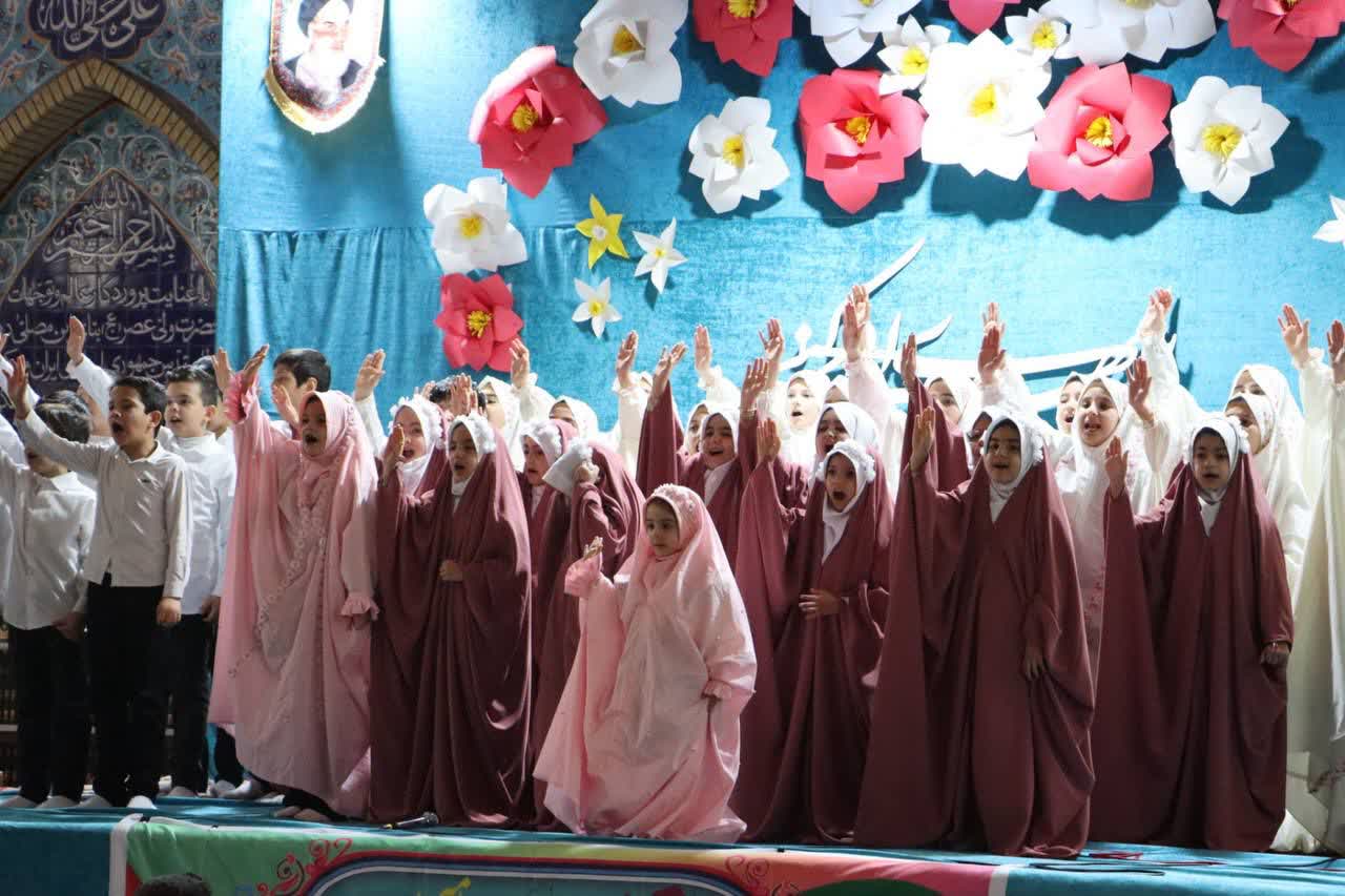 🇮🇷چهل و هفتمین فجر پیروزی🇮🇷  🔹گروه سرود «مکتب‌الشهدا» سلماس با حضور در مصلای امام خمینی(ره) این شهرستان به اجرای برنامه‌ای معنوی و تأثیرگذار در وصف حضرت صاحب‌الزمان(عج) پرداخت.