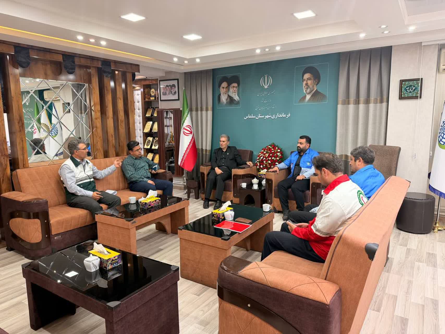 مدیرکل مدیریت بحران استانداری آذربایجان‌غربی با فرماندار سلماس دیدار کرد  🔹مدیرکل مدیریت بحران استانداری آذربایجان‌غربی با حضور در فرمانداری سلماس، آخرین وضعیت مناطق آسیب‌دیده از بارندگی‌ها و سیلاب ا