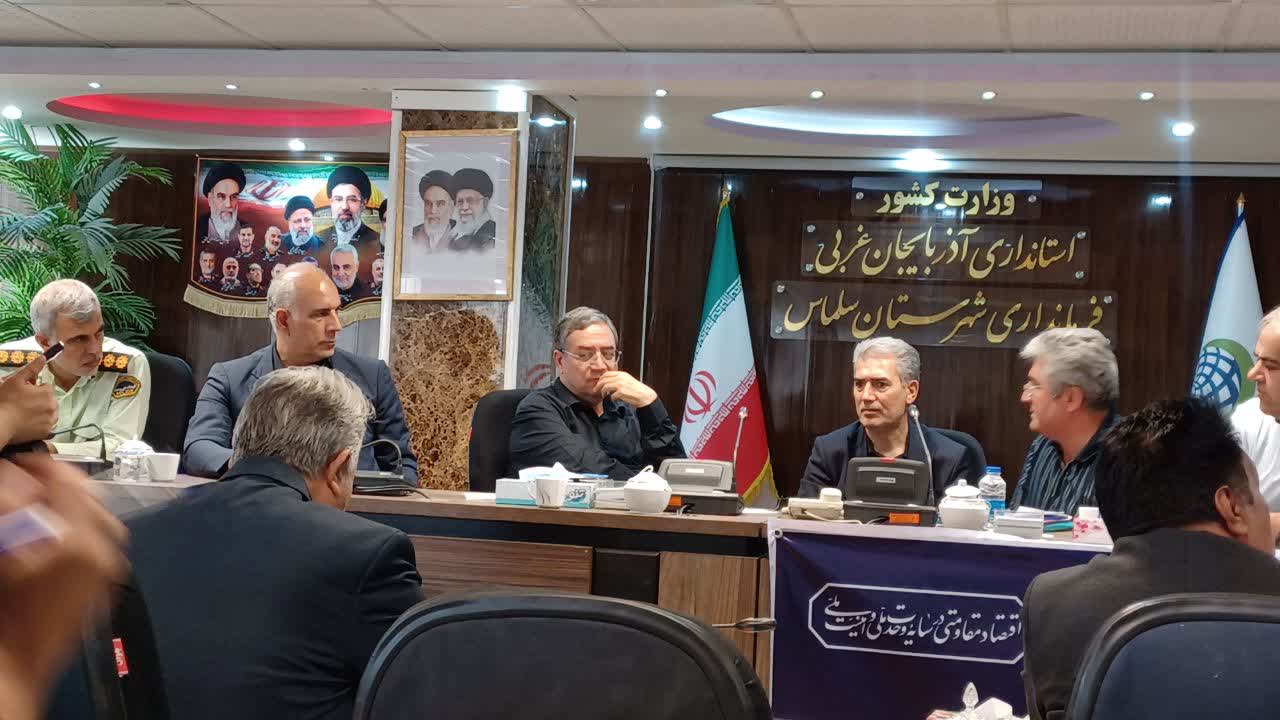 استاندار آذربایجان‌غربی در سلماس پای صحبت‌های مردم نشست