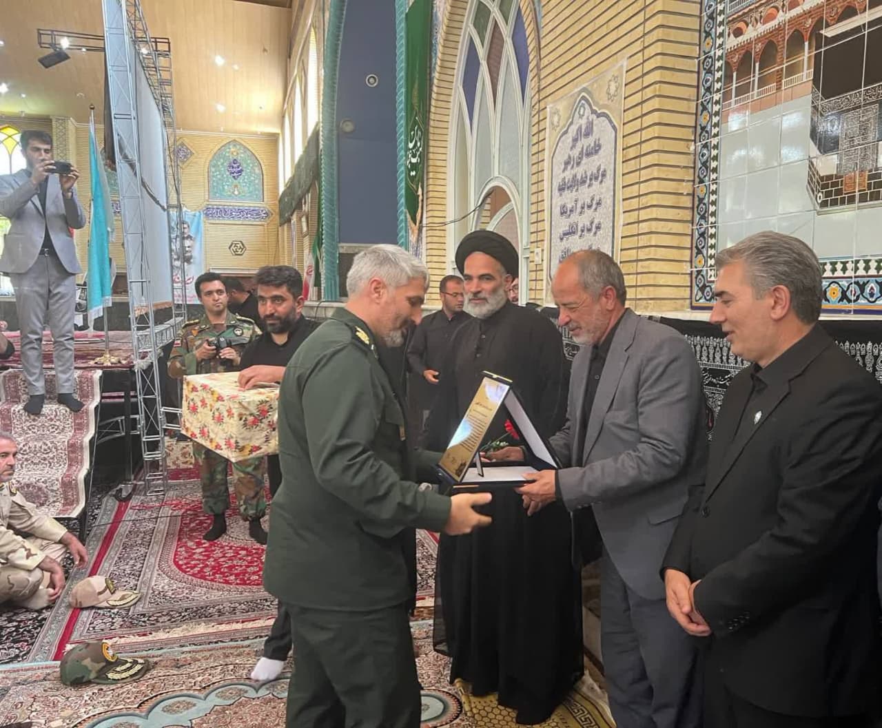 تجلیل از رشادتهای نیروهای مسلح سلماس در آیین نماز جمعه