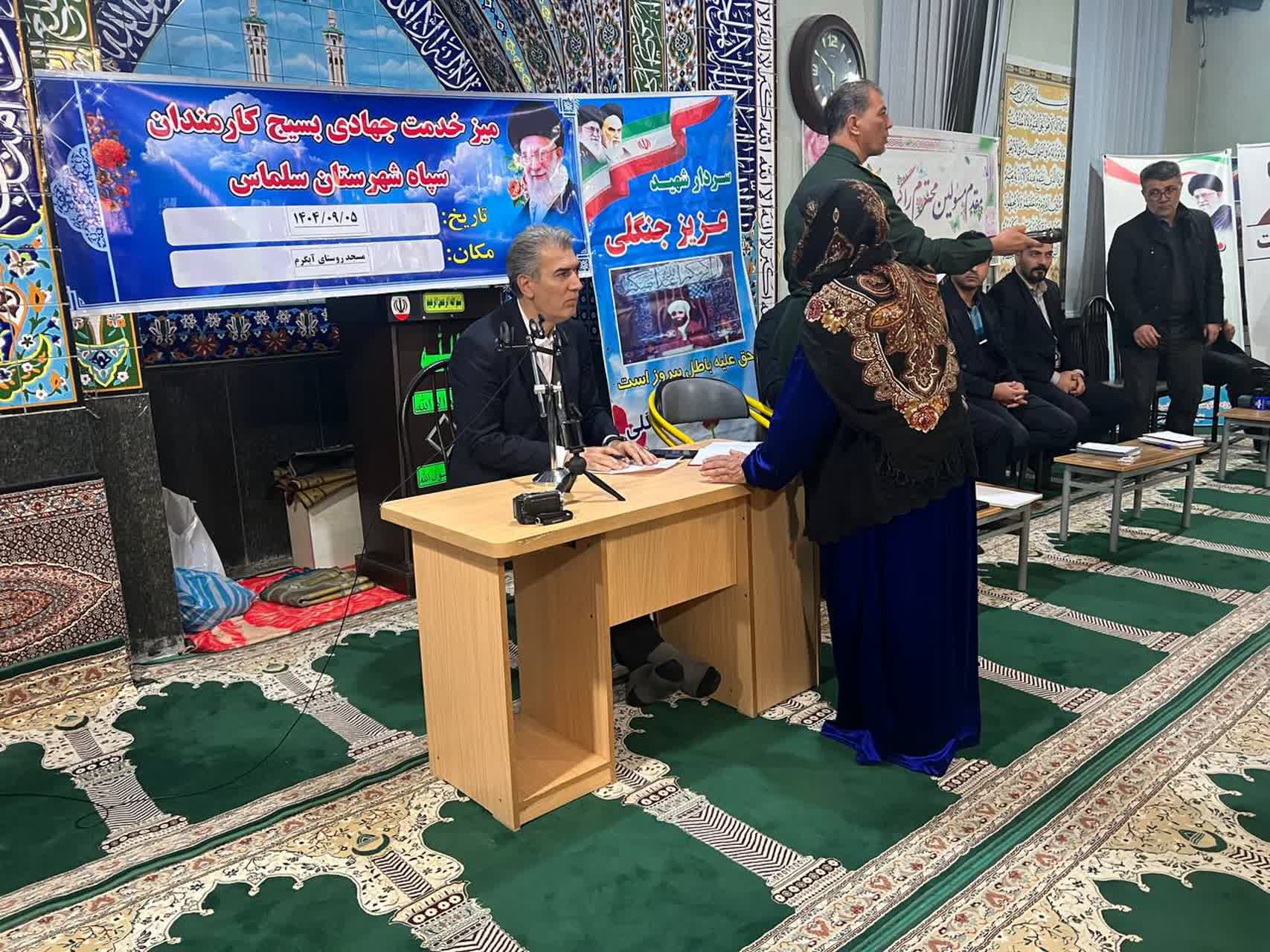 میز خدمت مدیران شهرستان سلماس با حضور علی علائی فرماندار این شهرستان در روستای آبگرم برگزار شد