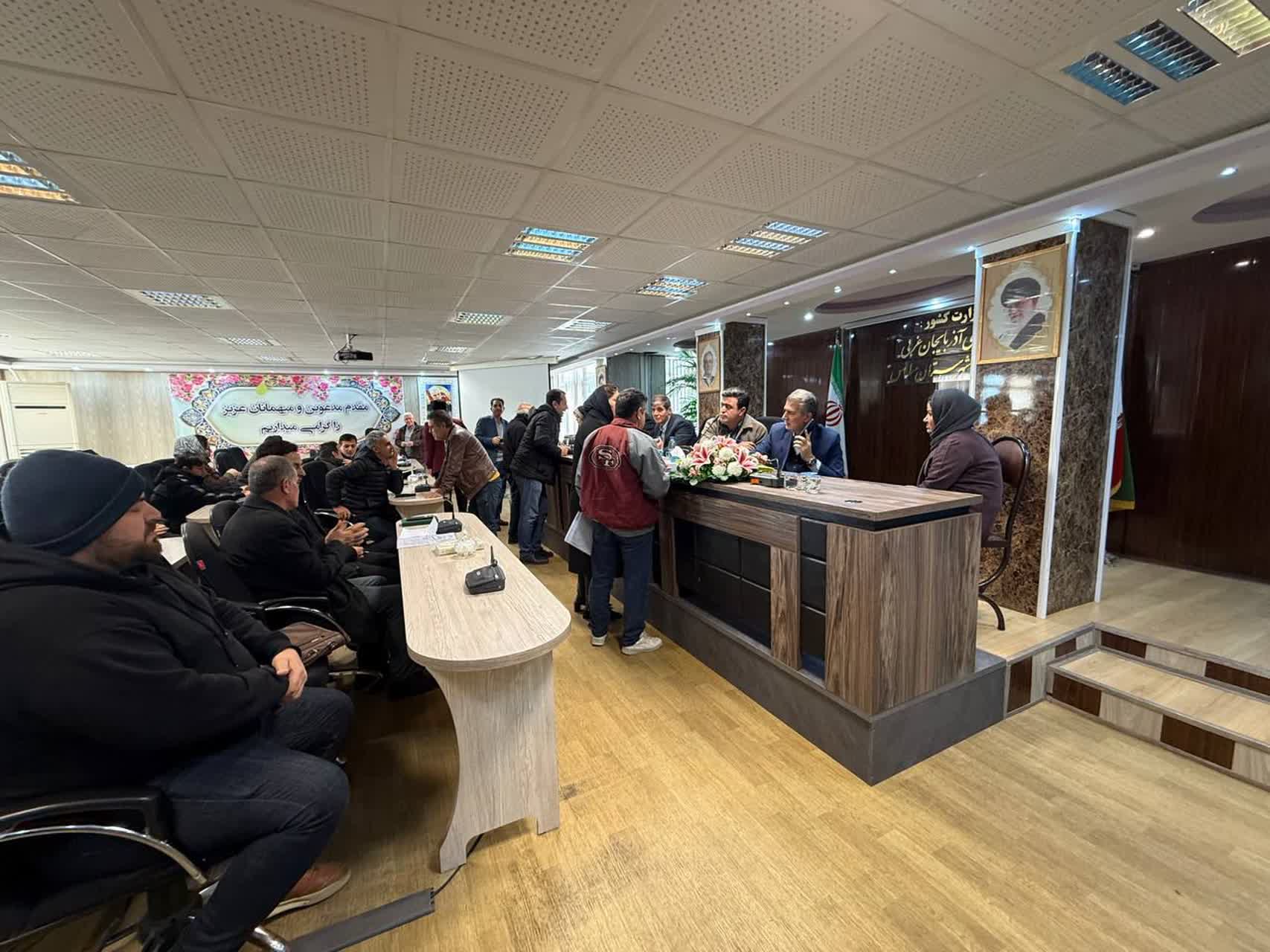 دیدار چهره‌به‌چهره فرماندار سلماس باشهروندان