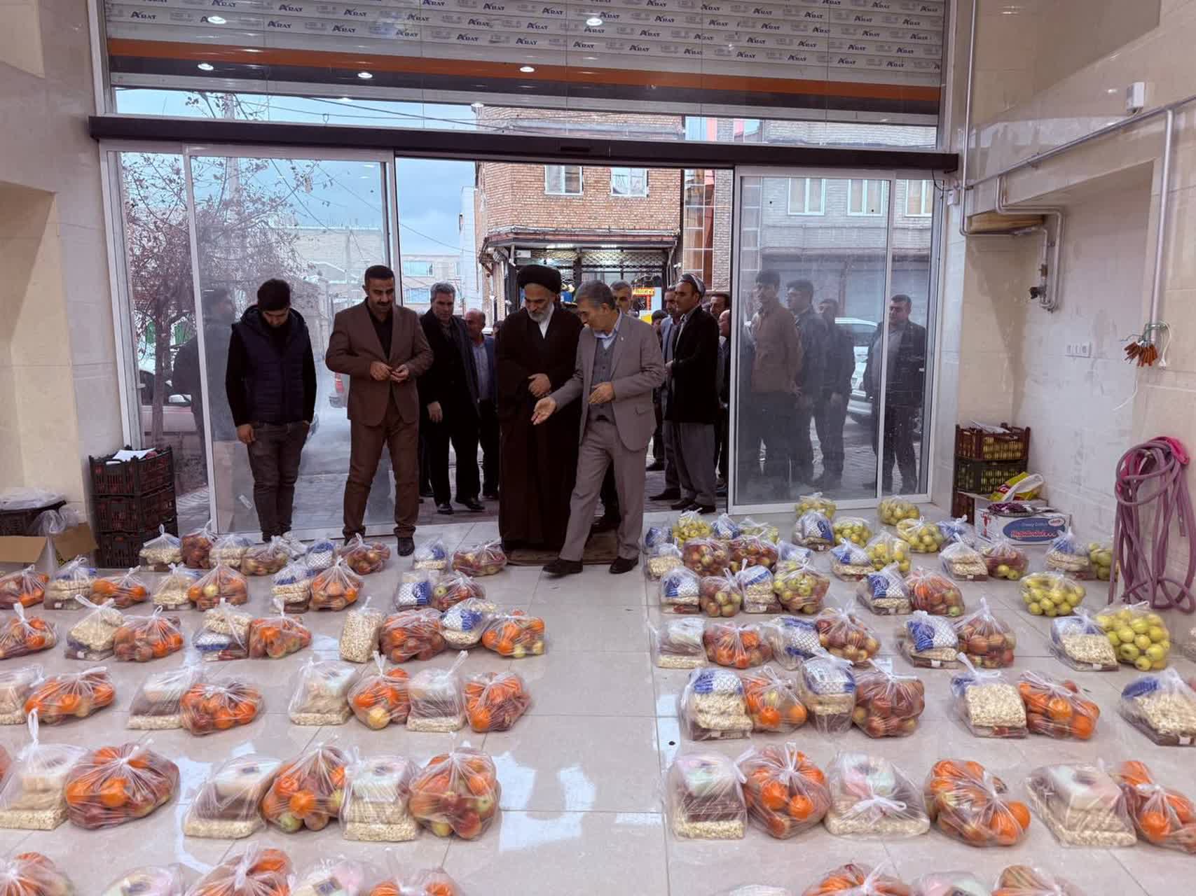 توزیع 600 بسته یلدایی توسط مؤسسه خیریه صدای امید و انسانیت