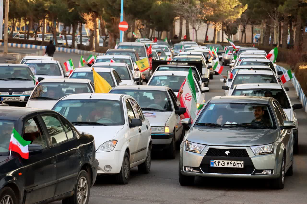 🇮🇷 راهپیمایی خودرویی مردم‌ ولایتمدار شهرستان سلماس در هفدمین روز از حماسه حضور در تداوم اجتماعات بزرگ مردمی.  🗓| سه شنبه 26 اسفند مــاه 1404 🔹️| شهرستان سلماس