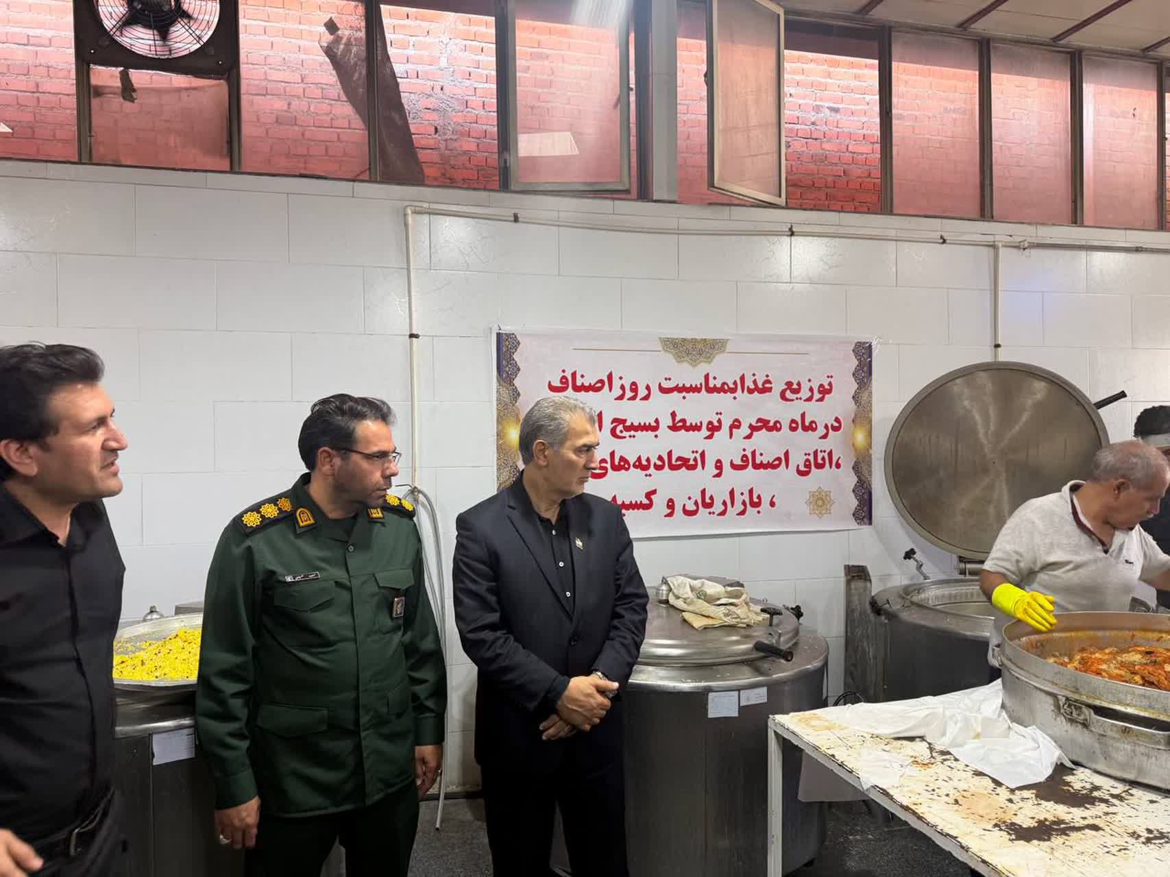 به مناسبت روز اصناف و همزمان با ایام سوگواری ماه محرم، با مشارکت بسیج اصناف، اتاق اصناف، اتحادیه‌های صنفی تابعه، بازاریان و کسبه شهرستان سلماس، غذای نذری بین عزاداران حسینی و خانواده‌های نیازمند توزیع