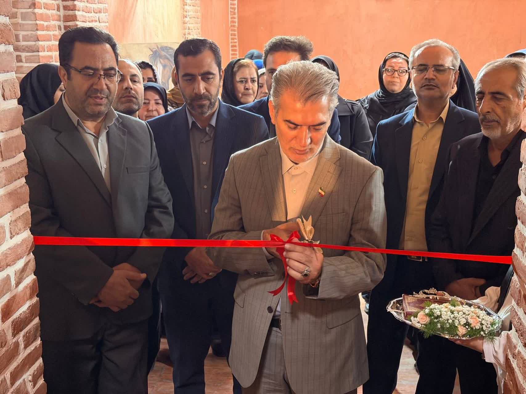 🔹نمایشگاه نقاشی با حضور فرماندار شهرستان سلماس در محل حمام تاریخی شیخ سلماس افتتاح شد.