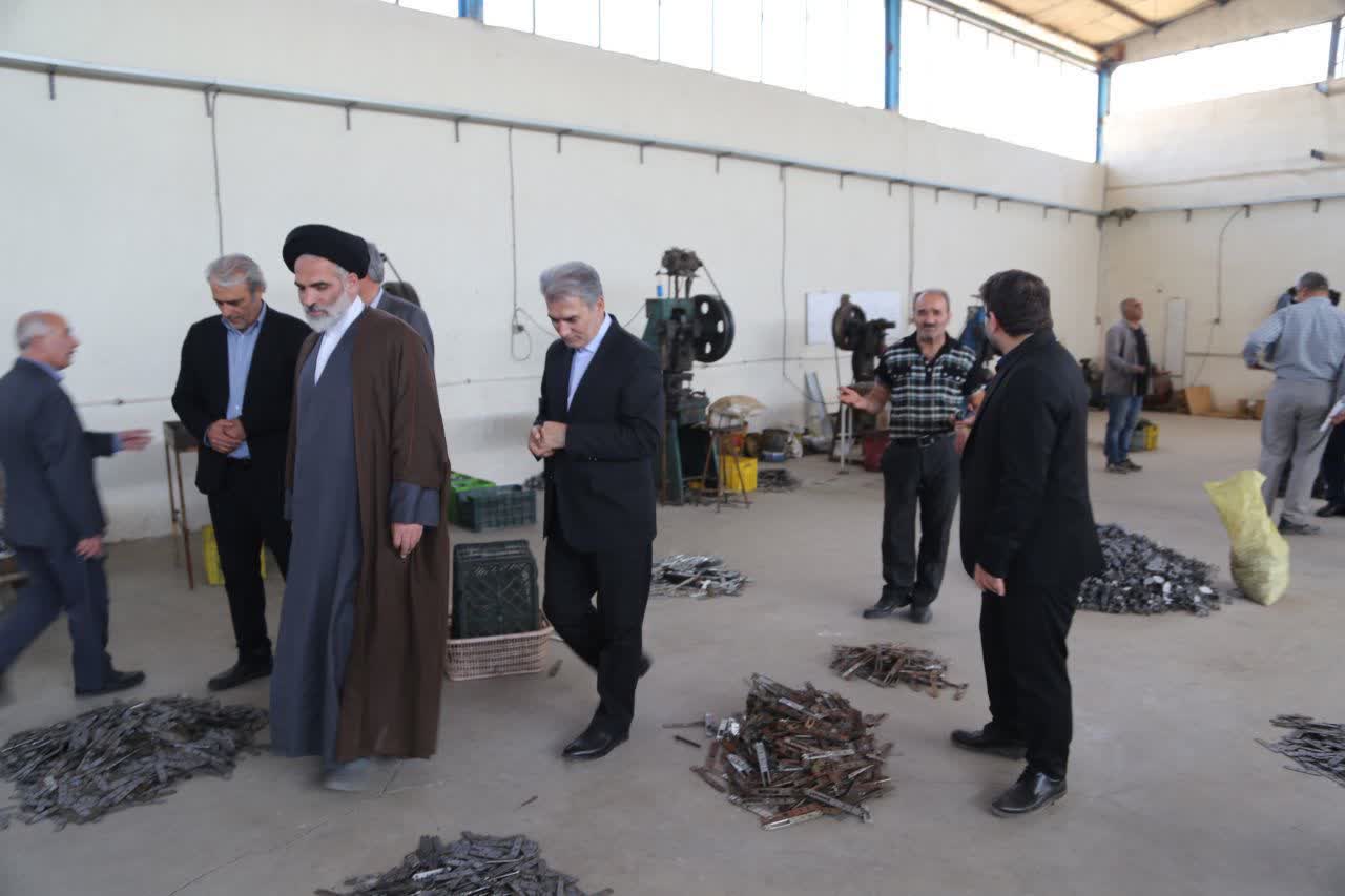 به گزارش روابط عمومی فرمانداری سلماس، در راستای اجرای برنامه هفتگی «دوشنبه‌های تولید»، روز دوشنبه 24 شهریور، علی علائی فرماندار سلماس به همراه امام جمعه محترم شهرستان و جمعی از مسئولان ادارات، از چند