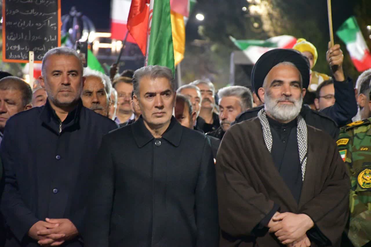 حضور فرماندار شهرستان سلماس در کنار سایر مسئولین و مردم  ولایتمدار شهرستان سلماس با رمز پایداری و مقاومت شبانه در سنگر خیابان، در چهل و هشتمین سلسله تجمعات مطالبه خونخواهی رهبر شهید و بیعت با سومین ره