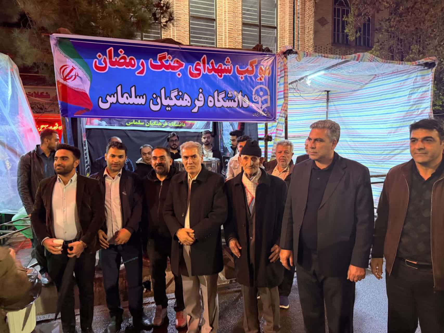 حضور فرماندار شهرستان سلماس در مواکب مستقر در محل بیعت مردم سلماس با رهبر انقلاب و نیروهای مسلح