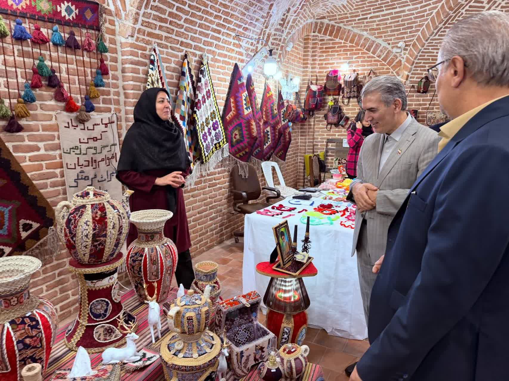 فرماندار شهرستان سلماس از نمایشگاه آثار صنایع‌دستی بانوان این شهرستان بازدید کرد.