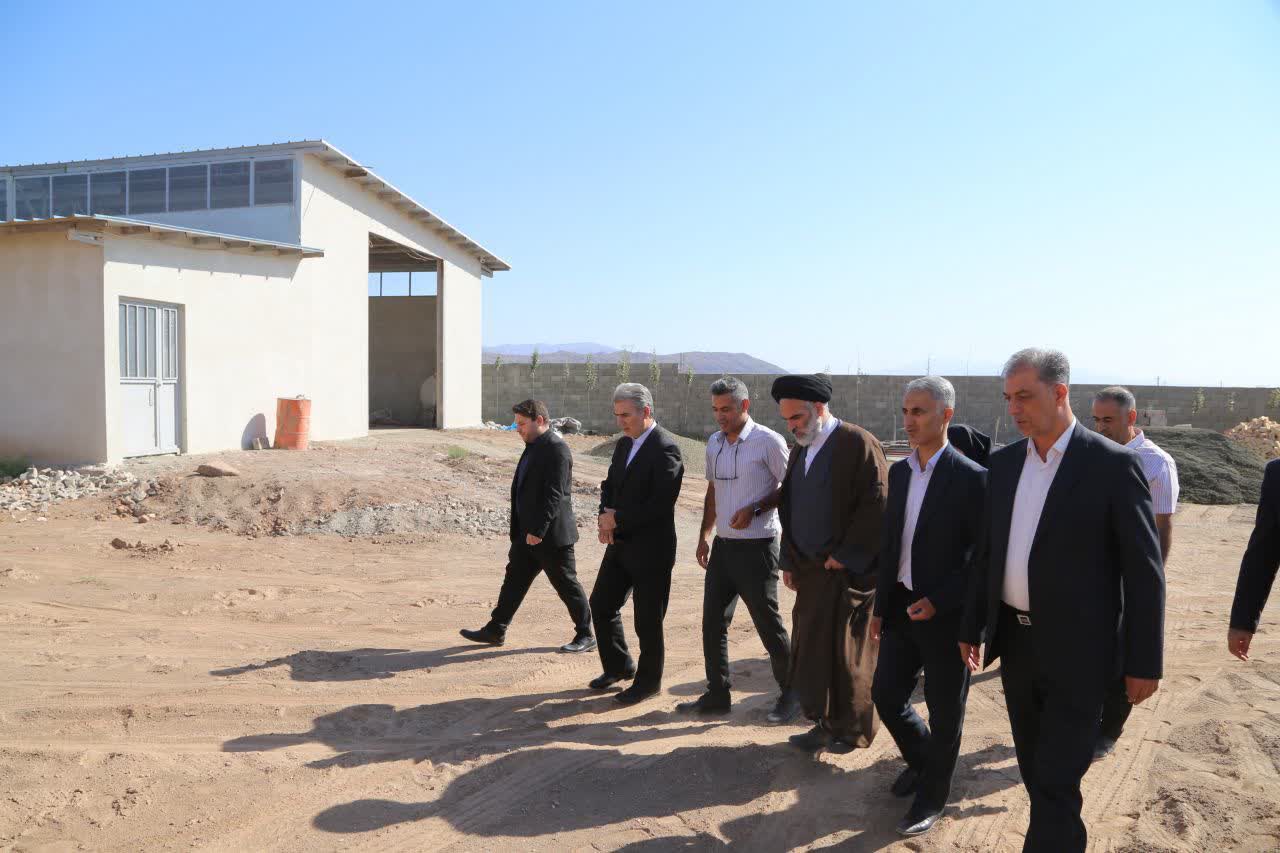 به گزارش روابط عمومی فرمانداری سلماس، در راستای اجرای برنامه هفتگی «دوشنبه‌های تولید»، روز دوشنبه 24 شهریور، علی علائی فرماندار سلماس به همراه امام جمعه محترم شهرستان و جمعی از مسئولان ادارات، از چند